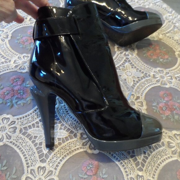 Chanel Black-Gray Patent Leather Ankle Boots Wrap Around Strap /CC Logo Size 39B - Picture 1 of 16